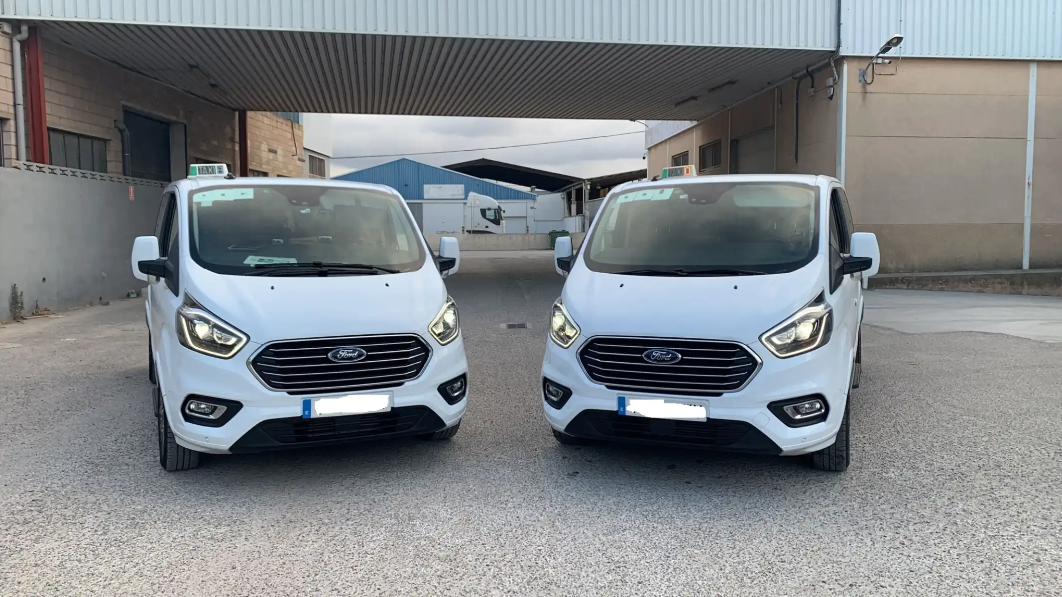 Dos taxis en expoxición